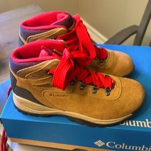 Columbi
WOMEN'S NEWTON RIDGE™ PLUS WATERPROOF
FEMMES
AMPED WIDE